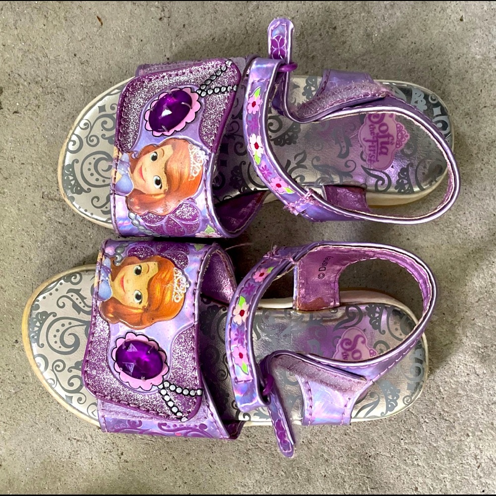 Disney toddler size 7 sandals
